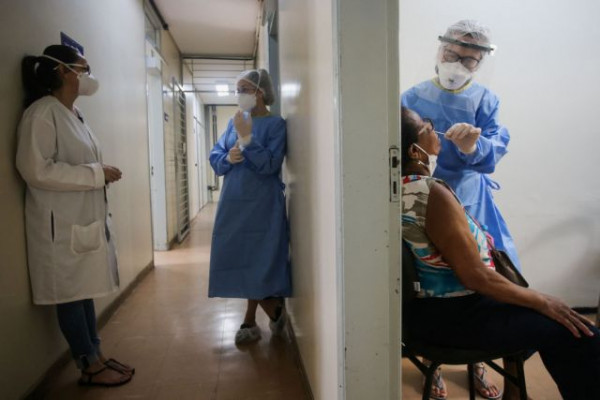 Όμικρον: Γιατί κάποιοι εμβολιασμένοι αντιστέκονται στη νέα παραλλαγή και κάποιοι όχι