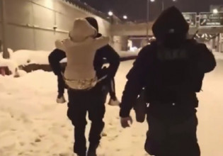 Κακοκαιρία «Ελπίδα»: Συγκλονιστικές εικόνες με αστυνομικούς της ΟΠΚΕ να κουβαλούν στην πλάτη δύο παιδιά