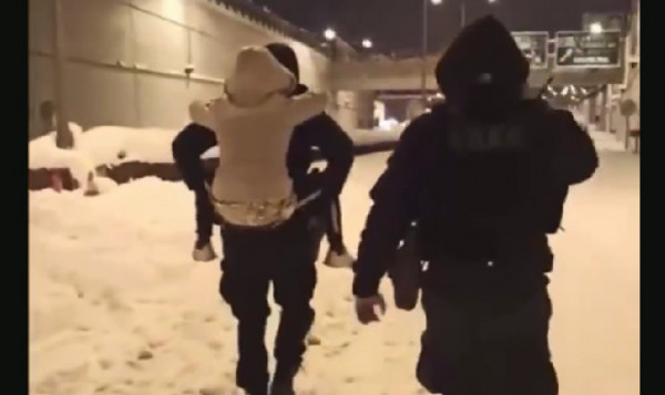 Κακοκαιρία «Ελπίδα»: Συγκλονιστικές εικόνες με αστυνομικούς της ΟΠΚΕ να κουβαλούν στην πλάτη δύο παιδιά