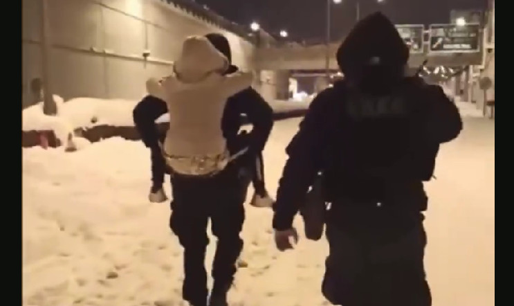 Κακοκαιρία «Ελπίδα»: Συγκλονιστικές εικόνες με αστυνομικούς της ΟΠΚΕ να κουβαλούν στην πλάτη δύο παιδιά