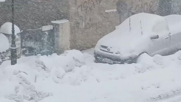 Κρήτη: Έντονες χιονοπτώσεις, μάχη για να μείνουν ανοιχτοί οι δρόμοι – Σώος ο κτηνοτρόφος που είχε εγκλωβιστεί