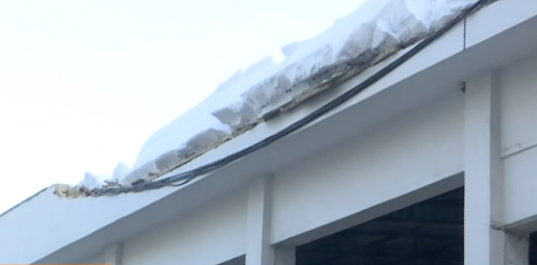 Βύρωνας: Κατέρρευσε οροφή βενζινάδικου από το χιόνι