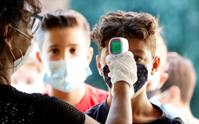 Κοροναϊός – Τα παιδιά και οι έφηβοι στο «στόχαστρο» της Όμικρον – Οι ειδικοί προειδοποιούν και συνιστούν εμβολιασμό