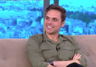 Γιώργος Παπαγεωργίου: «Η Δανάη Μιχαλάκη μου κάνει μουτράκια για τις ερωτικές σκηνές που έχω»