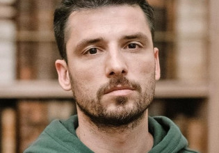 Τι απαντά ο ηθοποιός που πήρε τηλέφωνο για βόμβα… στο θέατρο που έπαιζε – «Εφηβική φάρσα»