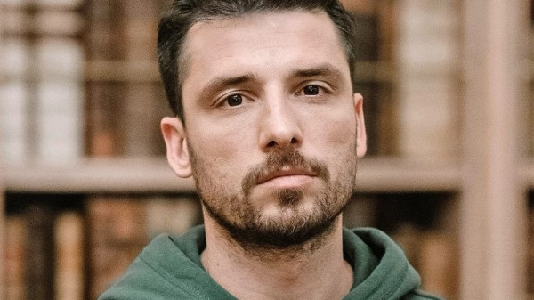 Τι απαντά ο ηθοποιός που πήρε τηλέφωνο για βόμβα… στο θέατρο που έπαιζε – «Εφηβική φάρσα»