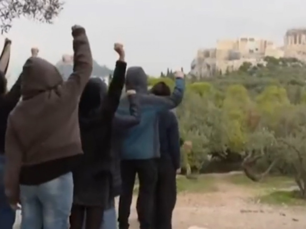 Αντιδράσεις για την ταινία Ξεπαρθενών – Γκέι ζευγάρι κάνει σεξ στην Ακρόπολη