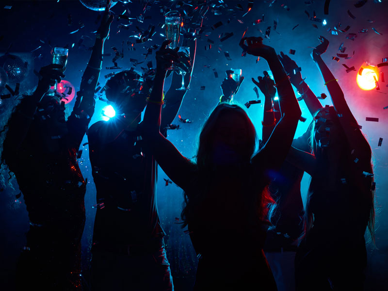 Μπουρνάζι –  Βίντεο ντοκουμέντο από την έφοδο της αστυνομίας σε κλαμπ με 400 άτομα