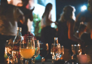 Κορονοπάρτι – Ατέλειωτες ουρές για τα πάρτι στο Μετς – Μέχρι 1.000 ευρώ το τραπέζι