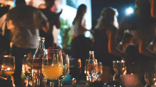 Κορονοπάρτι – Ατέλειωτες ουρές για τα πάρτι στο Μετς – Μέχρι 1.000 ευρώ το τραπέζι