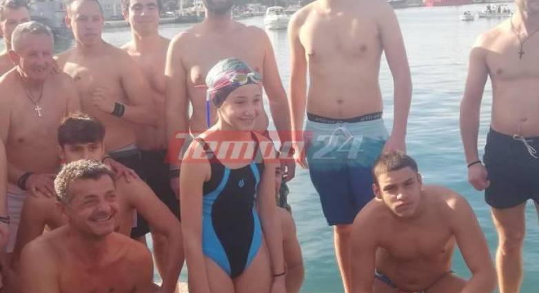 Πάτρα – Ένας 23χρονος έπιασε τον Σταυρό και τον χάρισε σε μία 9χρονη κολυμβήτρια