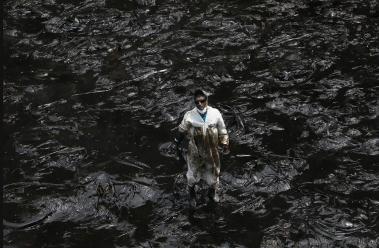 Περού: Πρωτοφανής οικολογική καταστροφή – Διέρρευσαν 6.000 βαρέλια αργού στη θάλασσα