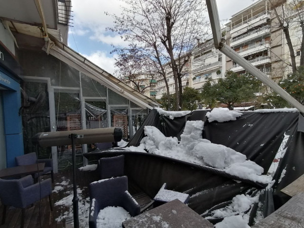 Κυψέλη: Ζημιές από τη χιονόπτωση σε καταστήματα και πεσμένα δέντρα