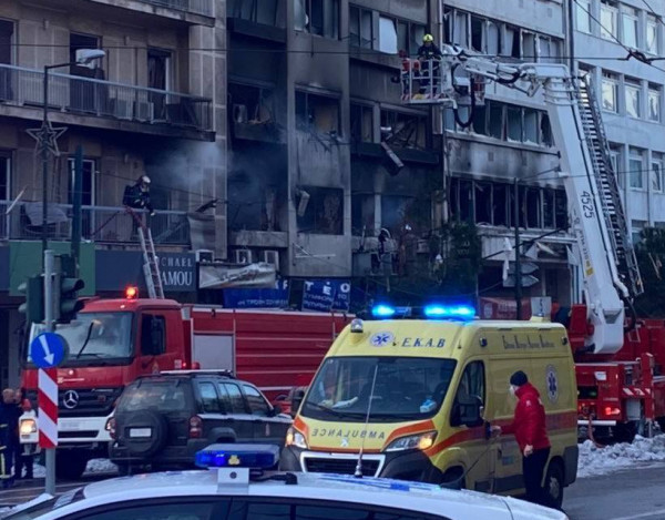 Εκρηξη στη Συγγρού: Τραυματίας σε σοβαρή κατάσταση μεταφέρεται στο Λαϊκό νοσοκομείο
