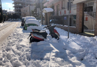 Ελπίδα: Μπίζνες με ουρά για αυτοκίνητα θαμμένα από το χιόνι