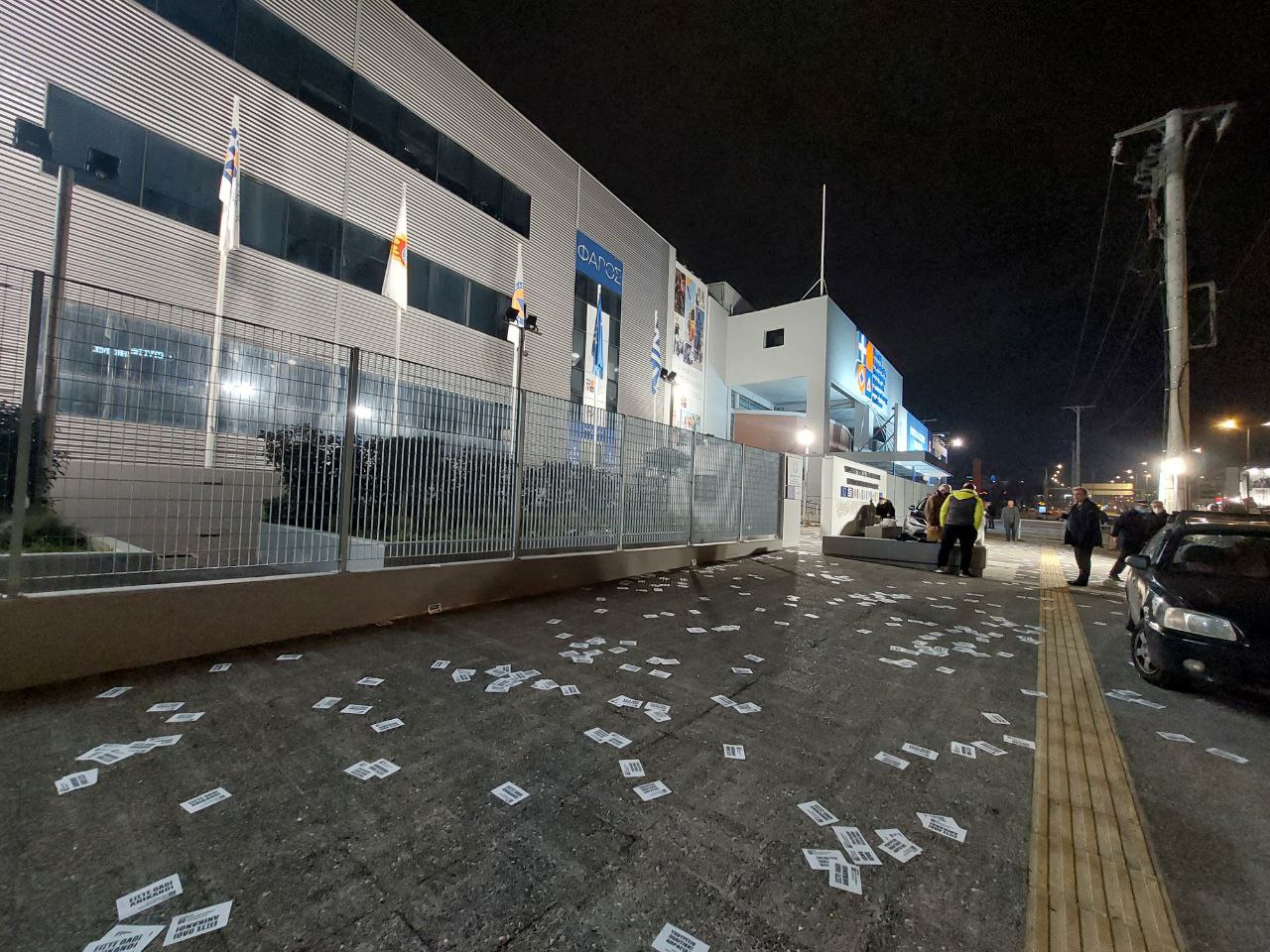 Ρουβίκωνας: Πέταξε τρικάκια στο κτίριο της Πολιτικής Προστασίας - «Υπουργείο Πολιτικής Απραγίας» [Εικόνες]