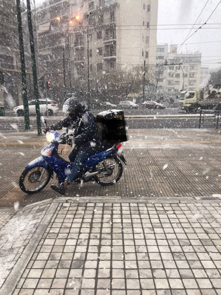 Ελπίδα: Εταιρείες delivery αναστέλλουν λόγω χιονιού τις διανομές – Βίντεο που κόβει την ανάσα