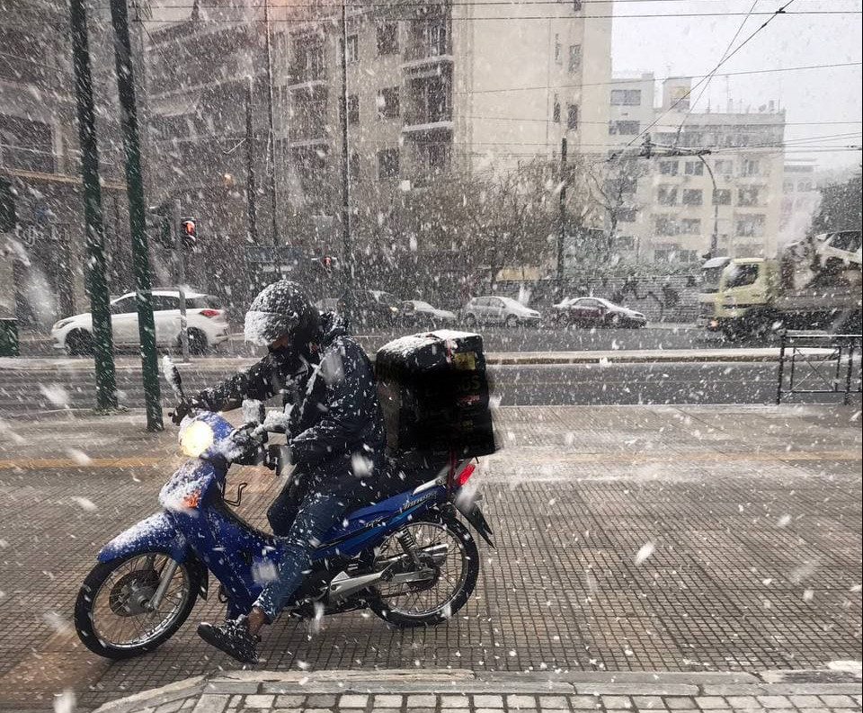 Ελπίδα: Εταιρείες delivery αναστέλλουν λόγω χιονιού τις διανομές - Βίντεο που κόβει την ανάσα