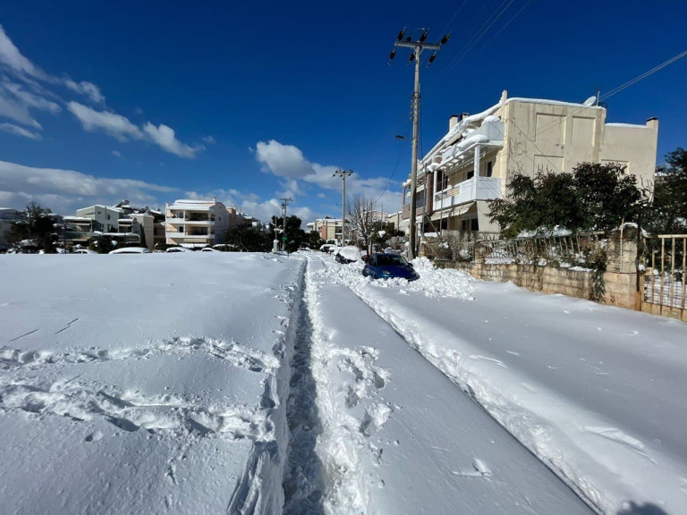 Ελπίδα: Οι εσωτερικοί δρόμοι παγωμένοι με σπασμένα δένδρα και οι Δήμοι άφαντοι