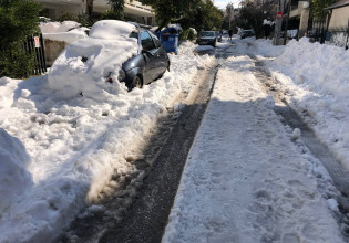 Πήραν την κατάσταση στα χέρια τους οι κάτοικοι των προαστίων – «Μέχρι να έρθει να καθαρίσει ο δήμος θα πεθάνουμε εδώ»