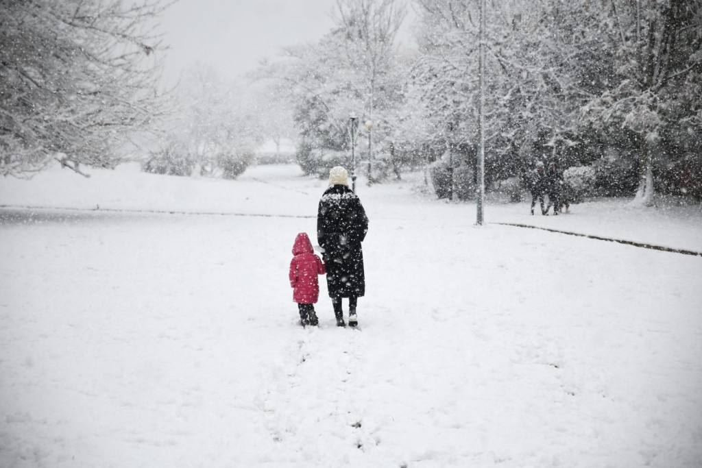 Κακοκαιρία «Ελπίδα»: Σε ποιες περιοχές «παγώνουν» τα πάντα την Τρίτη – Διευκρινίσεις για τη γενική αργία