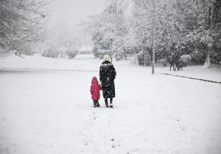 Κακοκαιρία «Ελπίδα»: Σε ποιες περιοχές «παγώνουν» τα πάντα την Τρίτη – Διευκρινίσεις για τη γενική αργία