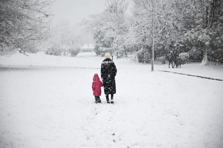 Κακοκαιρία «Ελπίδα»: Σε ποιες περιοχές «παγώνουν» τα πάντα την Τρίτη – Διευκρινίσεις για τη γενική αργία