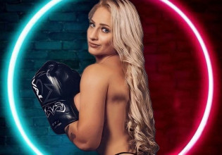 Πυγμάχος «κατηγορεί» το εμβόλιο για το πλούσιο μπούστο της [Εικόνα]