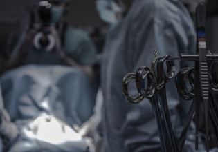 Έρευνα – 32% μεγαλύτερες πιθανότητες θανάτου για τις γυναίκες όταν χειρουργούνται από άνδρα
