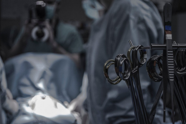Έρευνα – 32% μεγαλύτερες πιθανότητες θανάτου για τις γυναίκες όταν χειρουργούνται από άνδρα