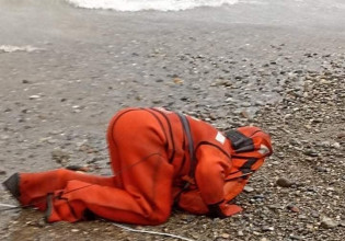 Κρήτη: Ναυαγός φιλάει το χώμα μετά από τη διάσωσή του