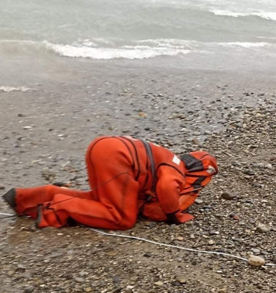 Κρήτη: Ναυαγός φιλάει το χώμα μετά από τη διάσωσή του