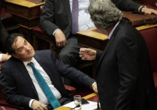 Πρόταση μομφής: Φωτογραφία από τον καβγά Άδωνι-Πολάκη