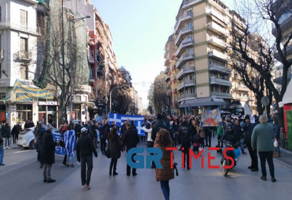 Θεσσαλονίκη – Πορεία αντιεμβολιαστών, συνθήματα κατά όσων δεχόντουσαν να ελεγχθούν σε μαγαζιά