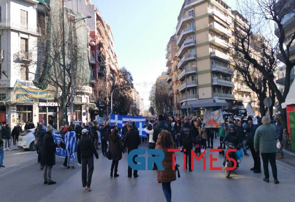 Θεσσαλονίκη - Πορεία αντιεμβολιαστών, συνθήματα κατά όσων δεχόντουσαν να ελεγχθούν σε μαγαζιά