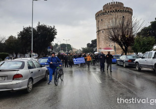 Θεσσαλονίκη – Πορεία αντιεμβολιαστών με συνθήματα υπέρ του Τζόκοβιτς