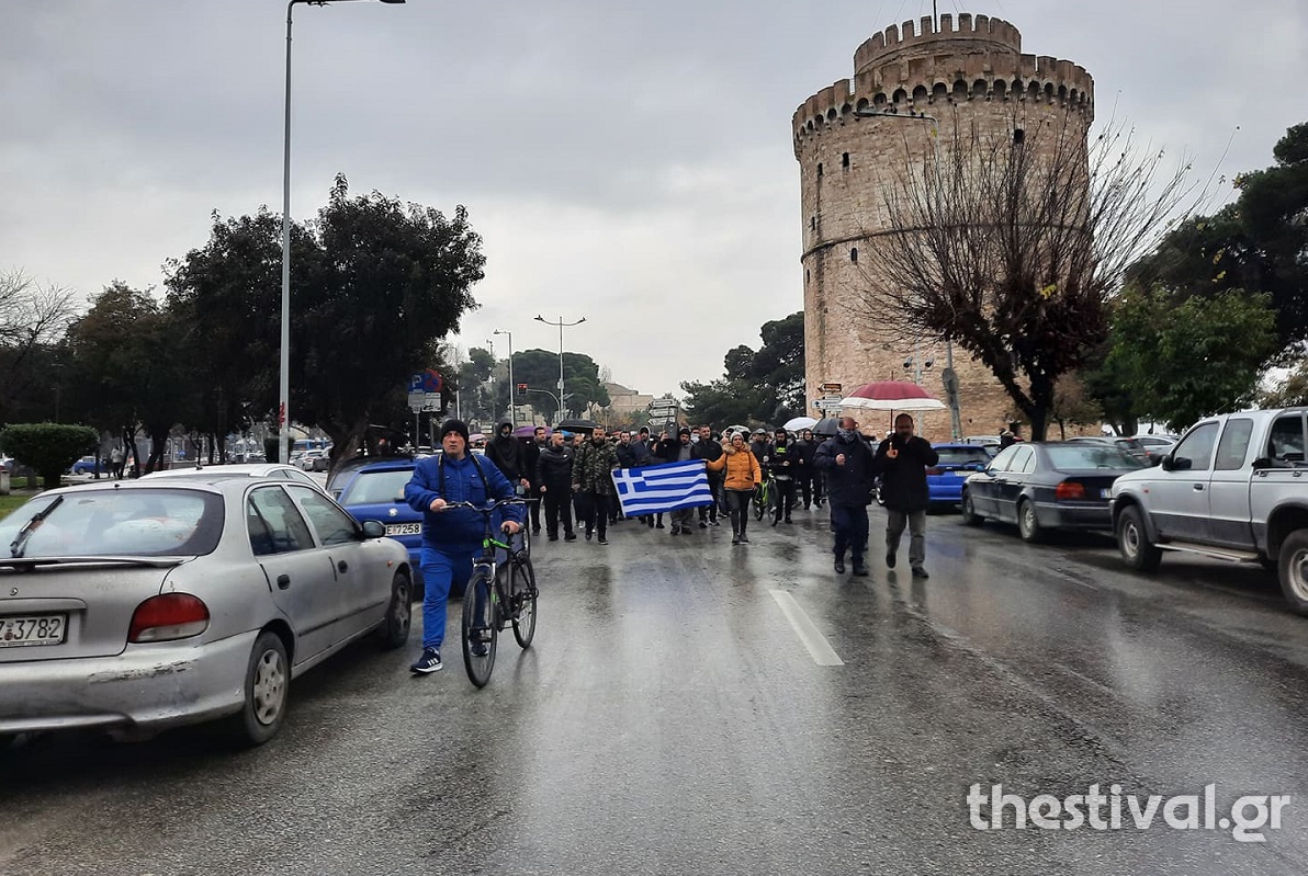 Θεσσαλονίκη - Πορεία αντιεμβολιαστών με συνθήματα υπέρ του Τζόκοβιτς
