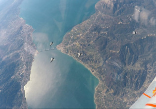 Rafale – Η στιγμή που πετούν πάνω από την Ακρόπολη – Εντυπωσιακές εικόνες