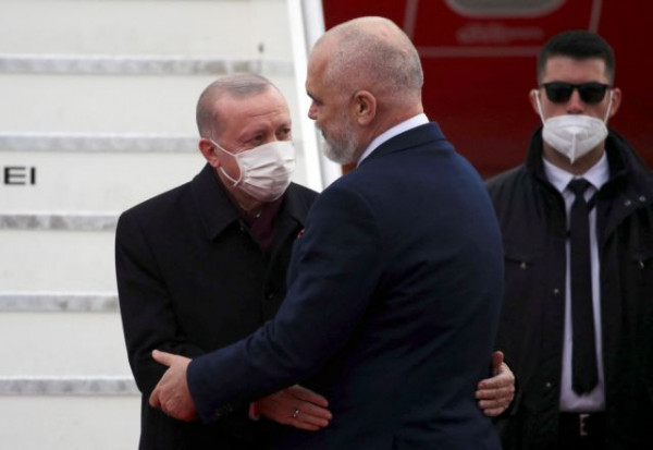 «Τα έχασε» ο Ρετζέπ Ταγίπ Ερντογάν με το δώρο που του έκανε ο Ράμα – Το έφτιαξε ο ίδιος