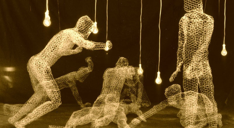 Βιασμοί: Εκεί που τα θύματα κρεμάγανε τ’ άρματα, κρεμάνε οι influencers, οι τηλεπανελίστες, οι πολιτικοί τα νταούλια