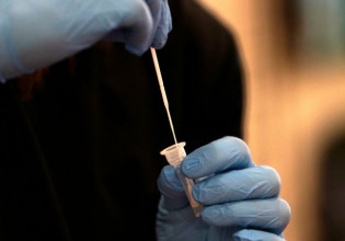 Κοροναϊός – Ένας στους τρεις είναι ακόμη μολυσματικός κατά την πέμπτη ημέρα μετά το θετικό τεστ