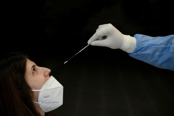 Rapid test: Eίναι καλύτερα  να γίνονται από τη μύτη παρά από το στόμα