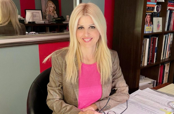 Έλενα Ράπτη – H εκπληκτική ομοιότητα με την αδερφή της