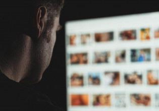 Της έταζε γάμο αλλά όταν χώρισαν έστελνε γυμνές φωτογραφίες της στον πατέρα της – «Είμαι ΟΥΚ εγώ» κόμπαζε