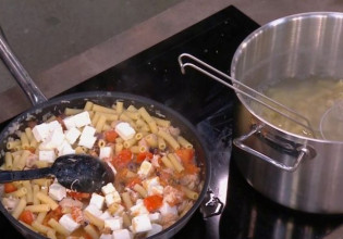 Ριγκατόνι με κοτόπουλο, φέτα και ελιές από τον Νικόλα Σακελλαρίου