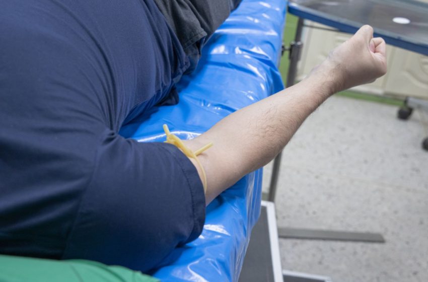 Ιταλία - Αντιεμβολιαστής έδεσε με αιμοστατικό λάστιχο το χέρι του «για να μην μπει στο σώμα του το εμβόλιο»
