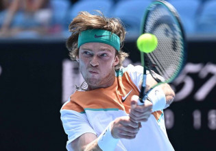 Άνετη νίκη για Ρούμπλεφ, αποσύρθηκε ο Ρουντ