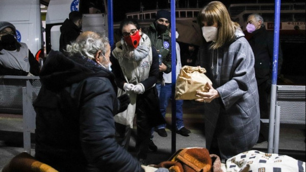 Σακελλαροπούλου – Μοίρασε φαγητό σε άστεγους για δεύτερη φορά μέσα σε λίγες ημέρες