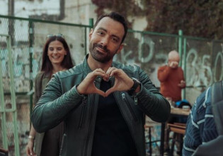 Σέξι και όποιος αντέξει – Η φωτογραφία του Σάκη Τανιμανίδη με την Ακρόπολη που έγινε viral