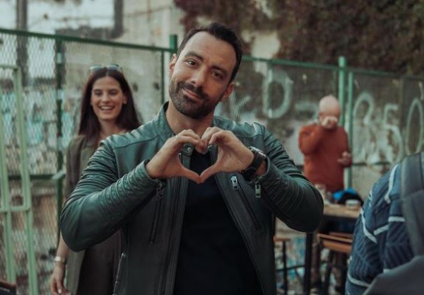 Σέξι και όποιος αντέξει – Η φωτογραφία του Σάκη Τανιμανίδη με την Ακρόπολη που έγινε viral